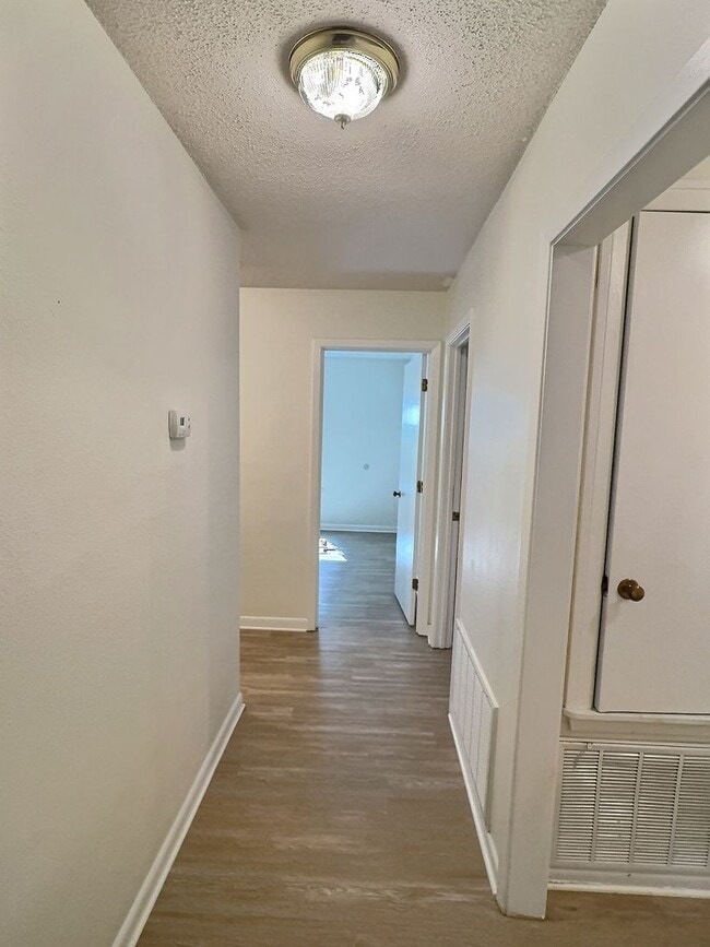 Building Photo - Charming 3-Bedroom Home in Fort Bayou Esta...