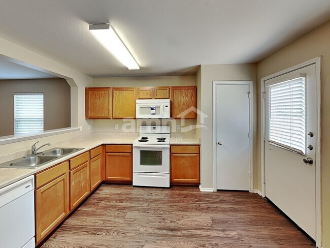 Building Photo - 7915 Oak Pointe