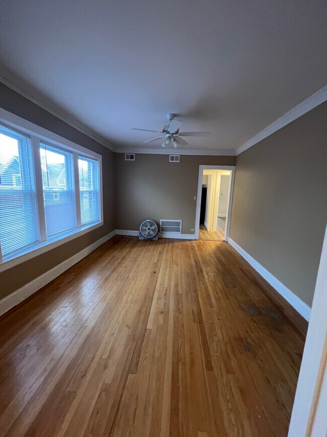 Foto del edificio - 1022 N Menard Ave