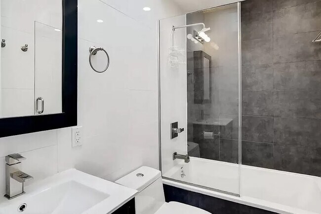 Foto del edificio - 646 Chauncey St