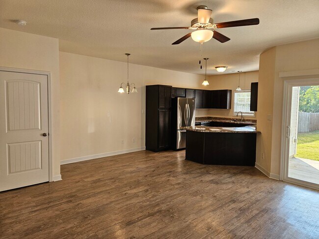 Building Photo - 3 bedroom, 2.5 bath townhome in the Landin...