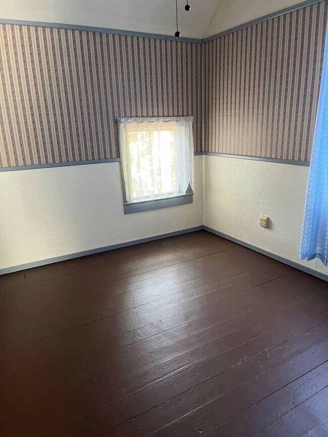 Foto del edificio - 2 story, 4 bedroom 1 bathroom home in Canyonville.