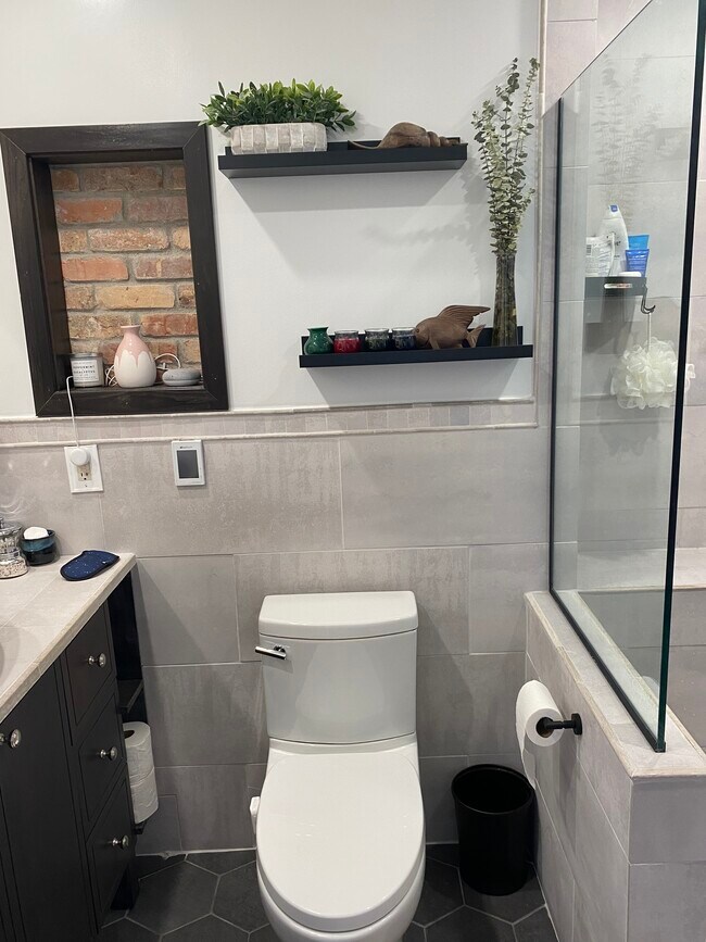 Master Bathroom - 1751 N Western Ave