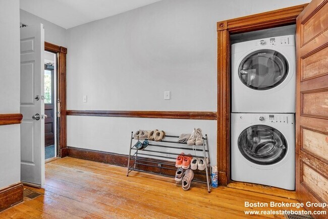 Building Photo - 180 Saint Alphonsus St