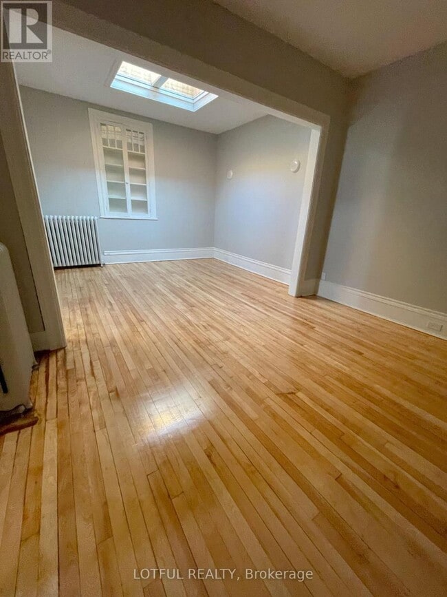 Building Photo - 4 - 4 1/2 RUSSELL STREET E