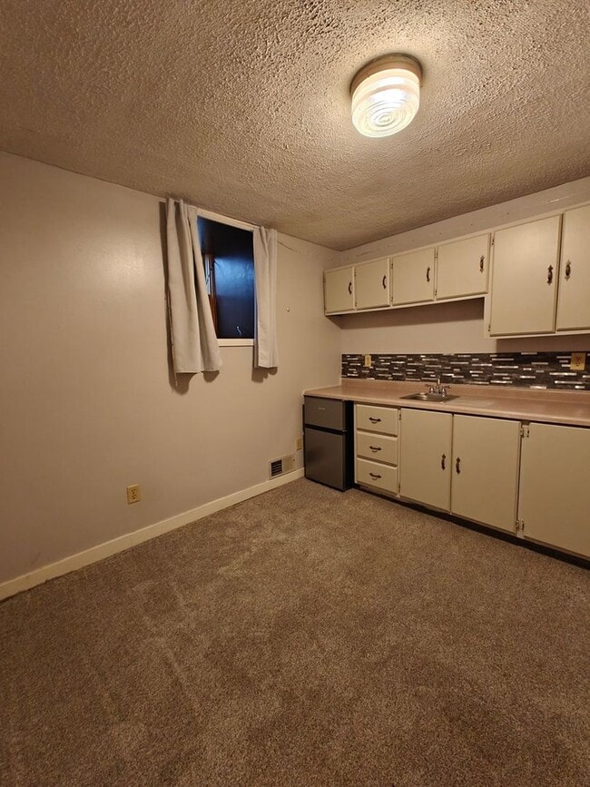 Building Photo - Charming Studio in Owatonna