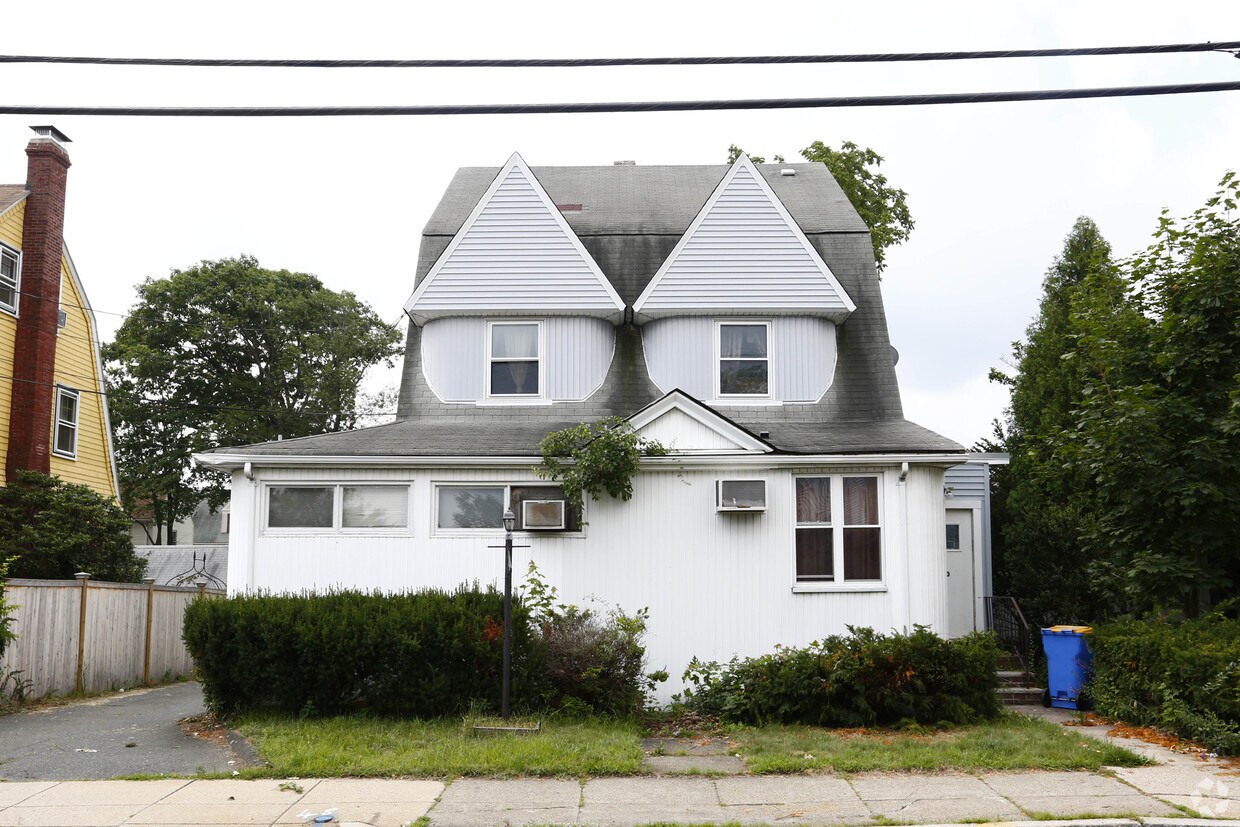 Building Photo - 190 Pleasant St