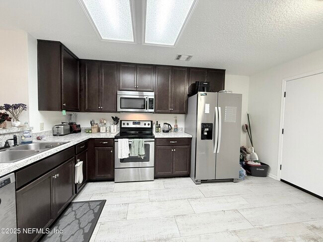 Foto del edificio - 7634 Rain Forest Dr W