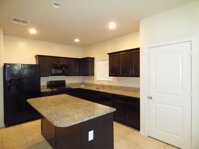 Foto del edificio - Excellent price on this 4 bedroom with Upgraded kitchen!