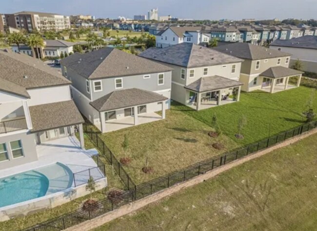 Foto del edificio - Stunning 5-Bedroom Executive Home with Lak...