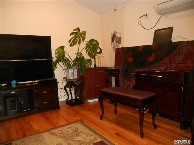 Foto del edificio - 64-14 218th St