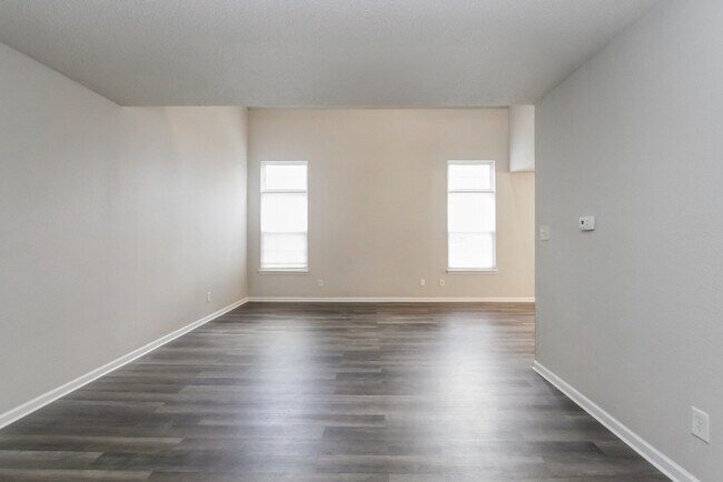 Foto del edificio - 5425 Bluff View Dr