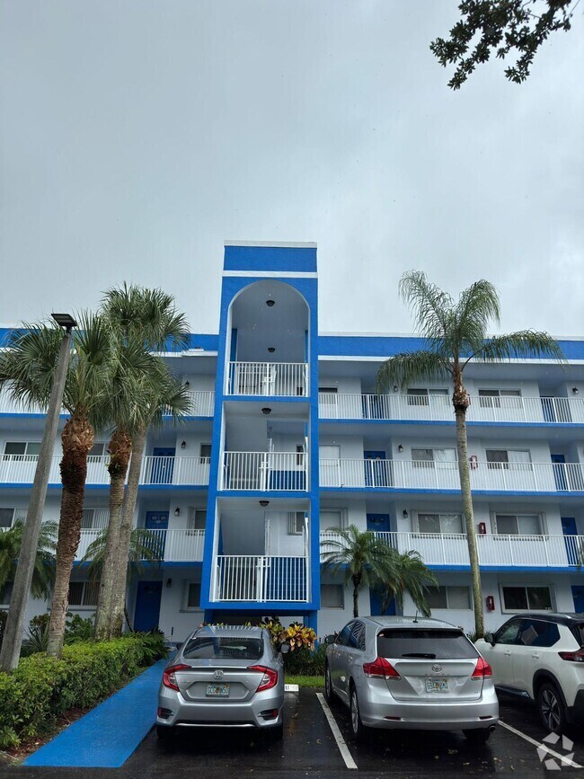 Lucerne Lakes Apartments for Rent with Hardwood Floors Lake Worth, FL 2 Rentals