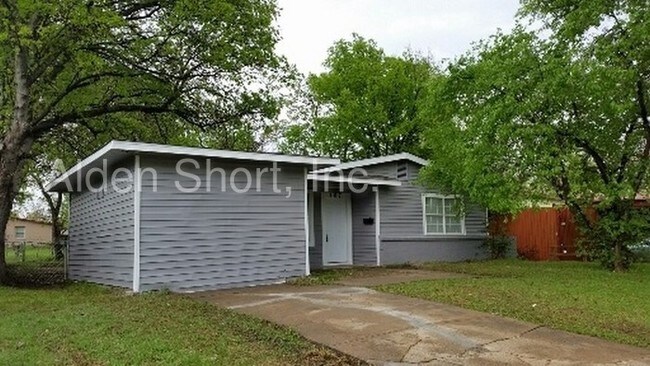Building Photo - 707 E Ridgewood Dr