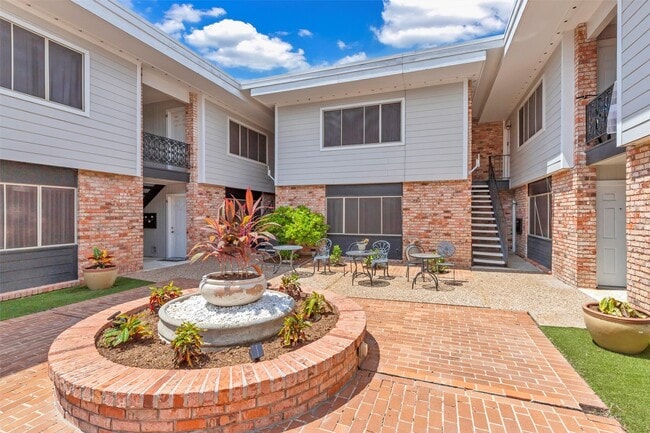 Building Photo - 2011 Marshall St