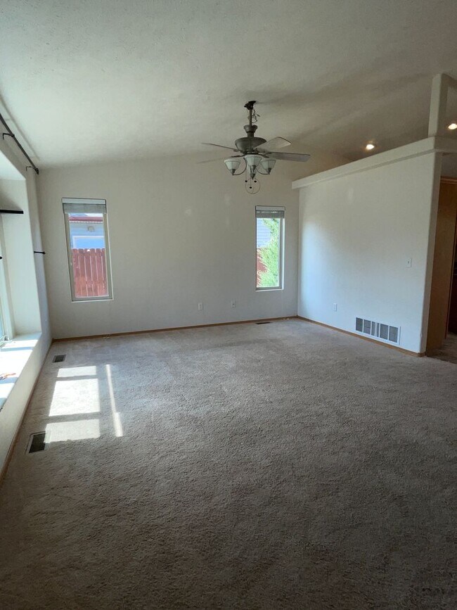 Foto del edificio - Spacious 4-Bedroom, 3-Bathroom House for Rent