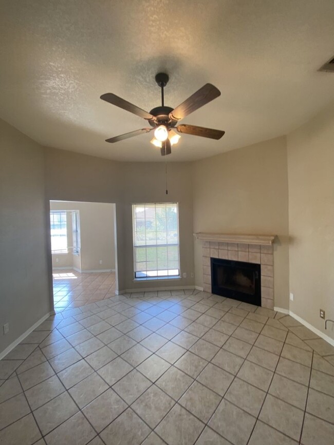 Foto del edificio - 4 Bed/2 Bath on 4402 Fawn Dr