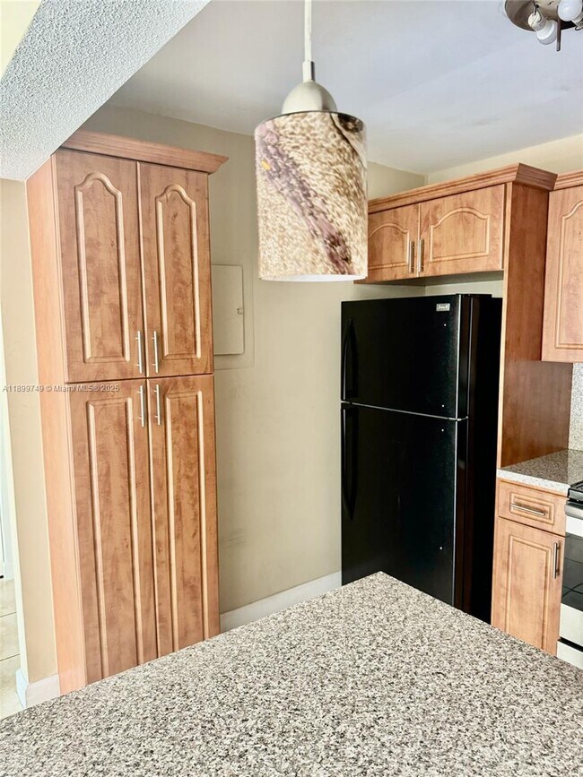 Building Photo - 10431 N Kendall Dr