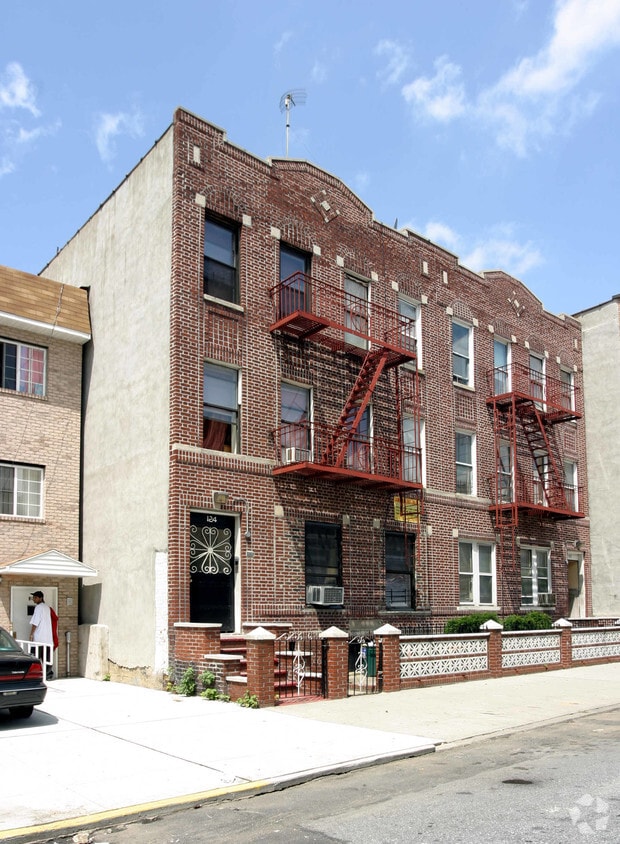 Primary Photo - 124 Tapscott St
