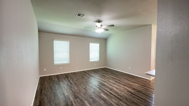 Building Photo - Welcome to this beautiful 3-bedroom, 2-bat...