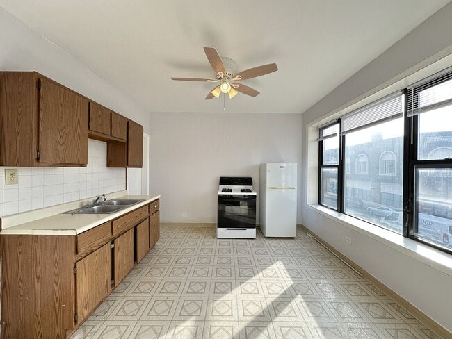 Building Photo - 4393 N Elston Ave