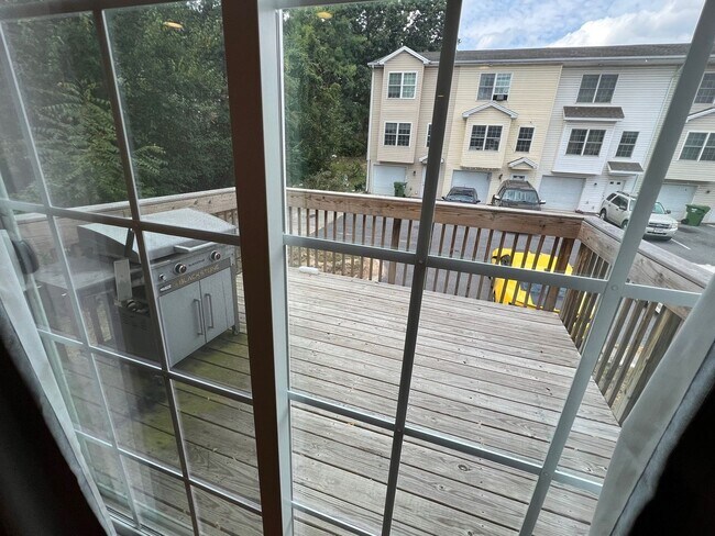 Building Photo - End Unit Townhouse with Garage and Unfinished Basement