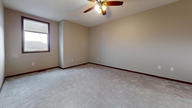 Building Photo - "Charming 3-Bed Townhouse with 2.5 Baths &...