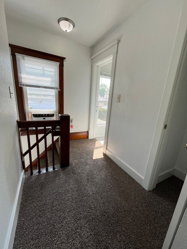 Building Photo - Newly Updated 2nd Floor 2 Bed/1 Bath Duplex Apartment