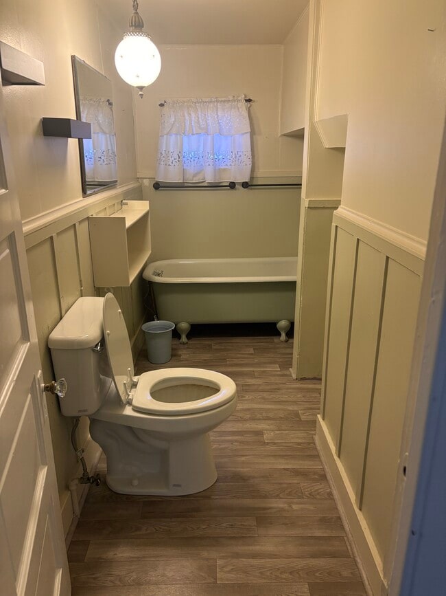 Primer baño con bañera - 514 Kaweah St