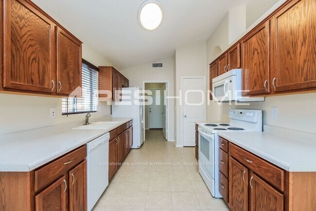 Building Photo - 4331 E Bayberry Ave