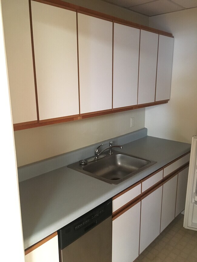 Building Photo - 815 W Broad St