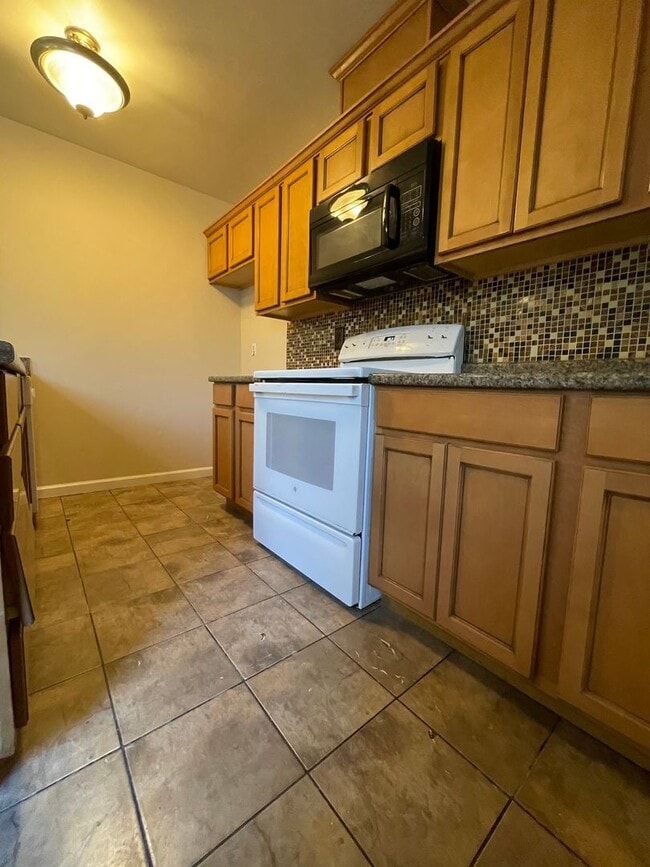 Building Photo - Charming 2-Bedroom Duplex in Sacramento – ...