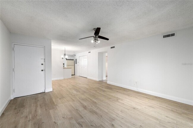 Foto del edificio - 2757 Hidden Lake Blvd