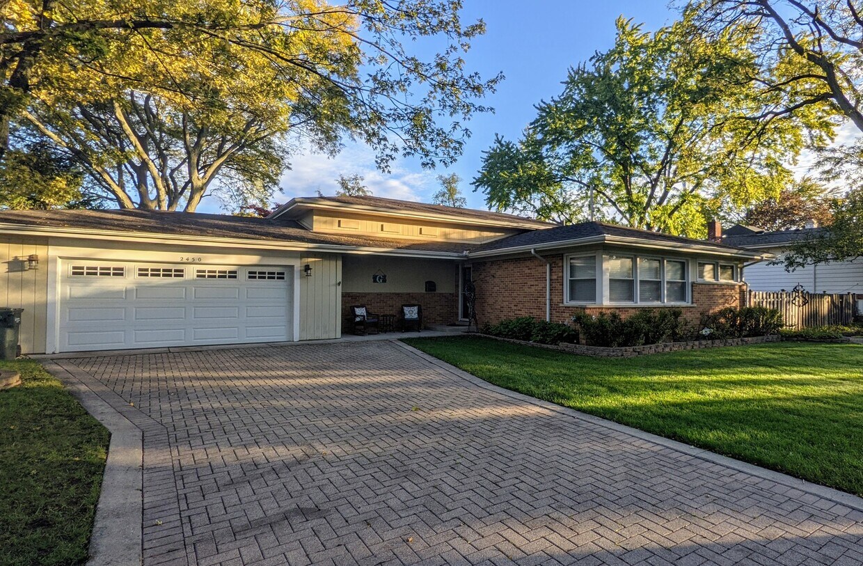 Foto principal - 2450 Maple Ave