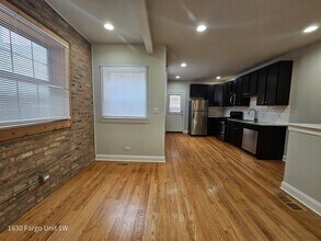 Primary Photo - 1630 W Fargo Ave