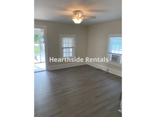 Building Photo - **1 Bedroom 1 Bath Duplex Near Medical Dis...