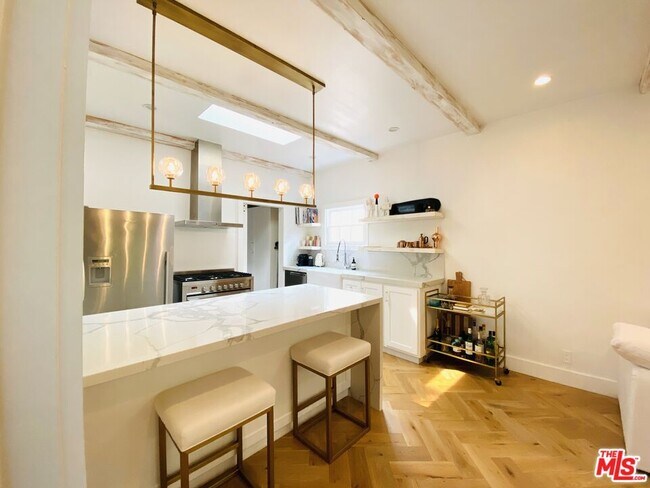 Foto del edificio - 8062 Waring Ave