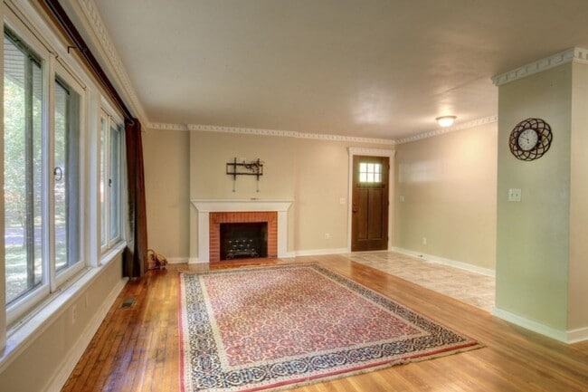 Building Photo - 3 bedroom 1 bath home - Available August