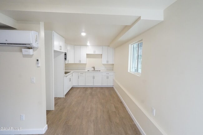Building Photo - 448 W 41st Pl