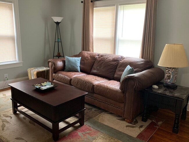 Sofá de cuero genuino - 1409 Winburn Dr
