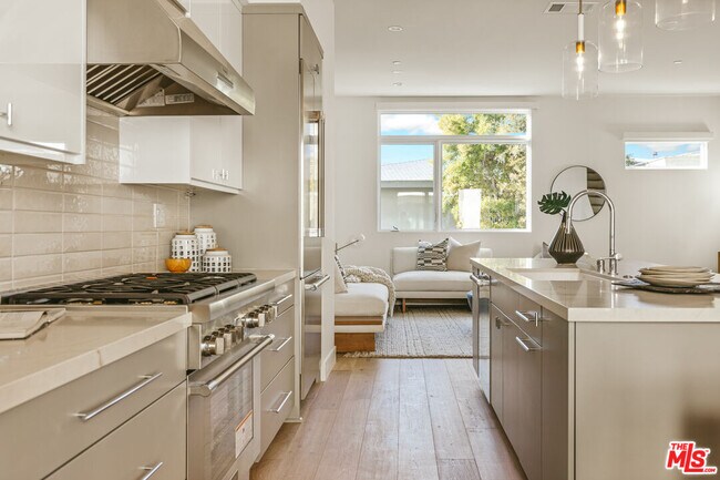 Foto del edificio - 3218 S Barrington Ave