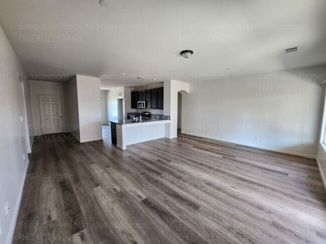 Building Photo - 3 bedroom/ 2 bathroom home located in a cu...