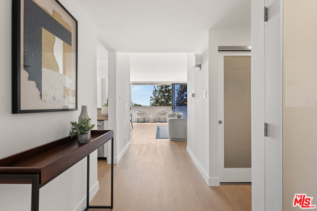 Foto principal - 8787 Shoreham Dr