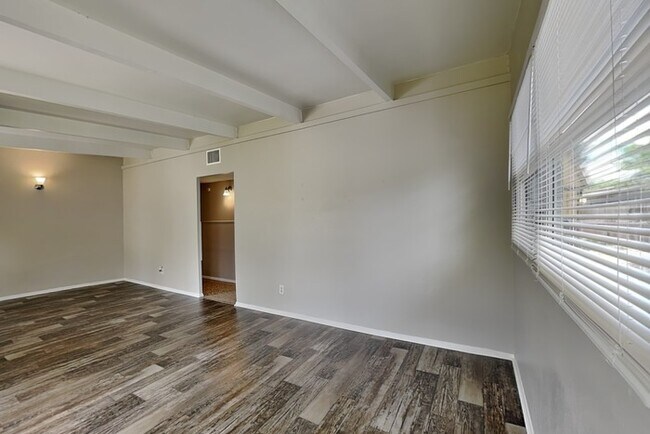Foto del edificio - 1703 Carnegie Cir