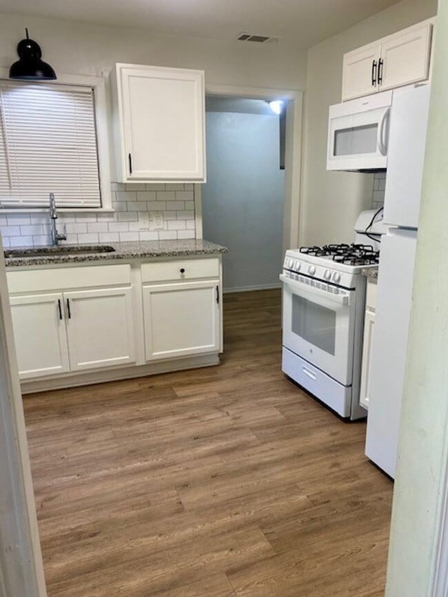 Building Photo - Charming Home located in the center of town!
