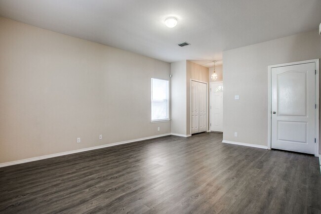 Building Photo - 3 Bedroom/2 Bath Rockwell Village Subdivision