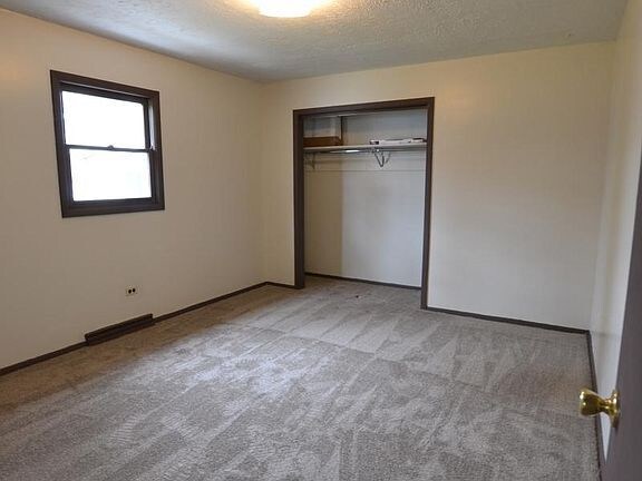 Building Photo - 3 bedroom and 1 bathroom house