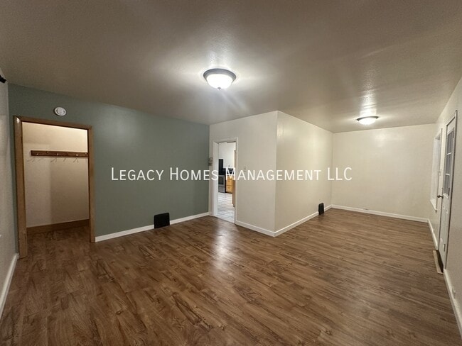 Building Photo - 912 E Lincoln Ave