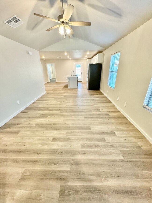 Foto del edificio - Brand New Construction! 3 bed, 2 bath, 2 c...