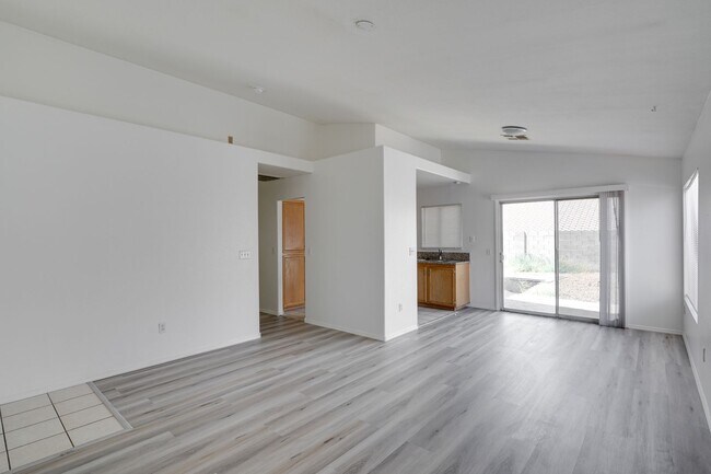 Building Photo - SINGLE STORY WITH 3 BEDROOMS!